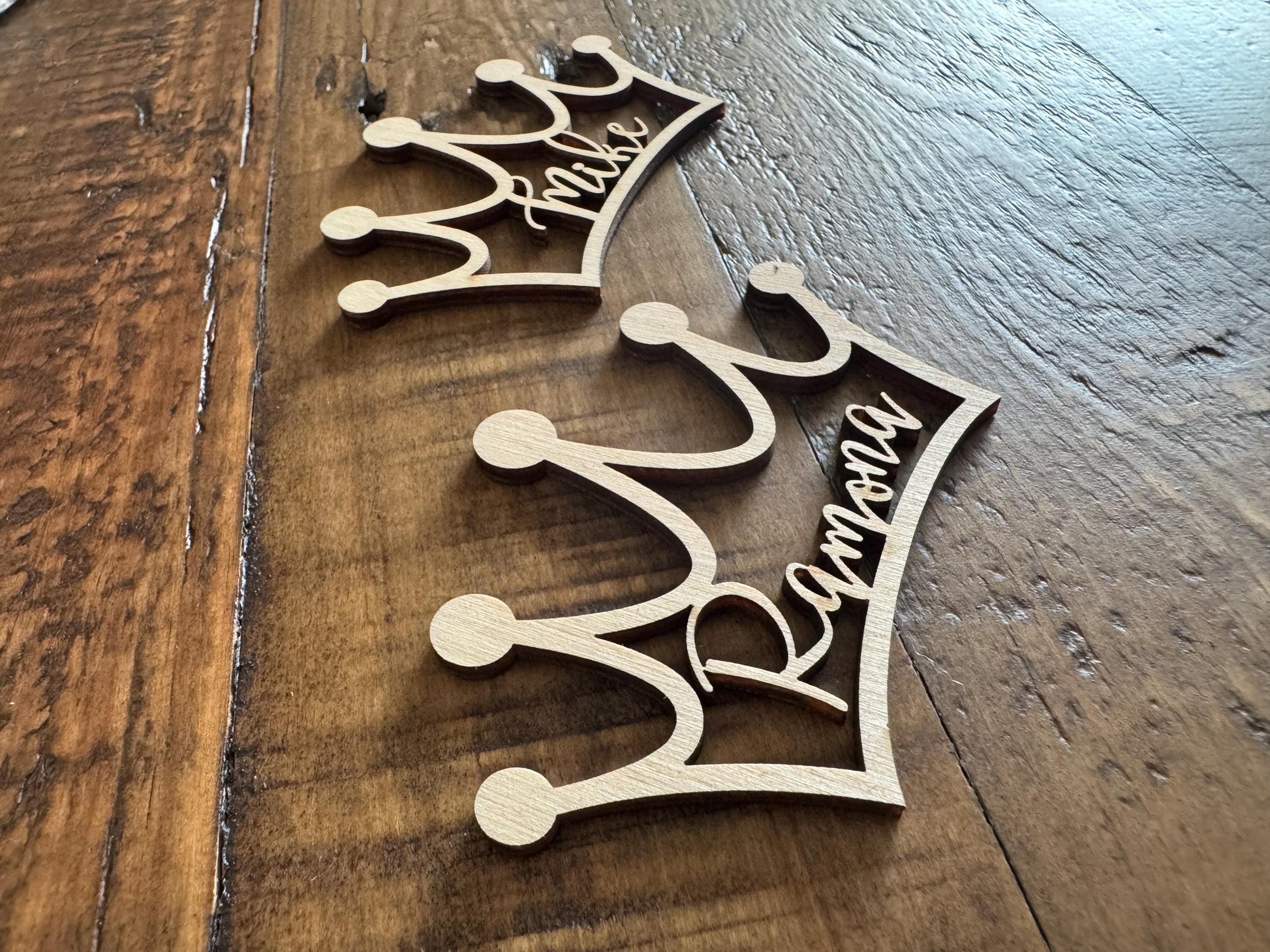 Custom Wood Crown Place Cards - Royal Wedding Fairytale & Quinceañera Personalized Name Cards